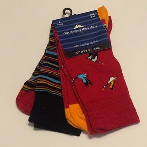 2 pairs of crew socks 🧦